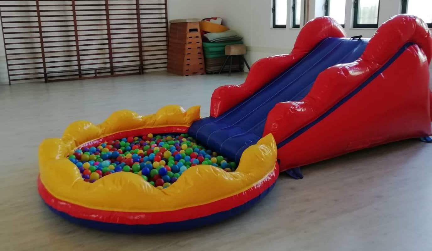 Ball pool with slide