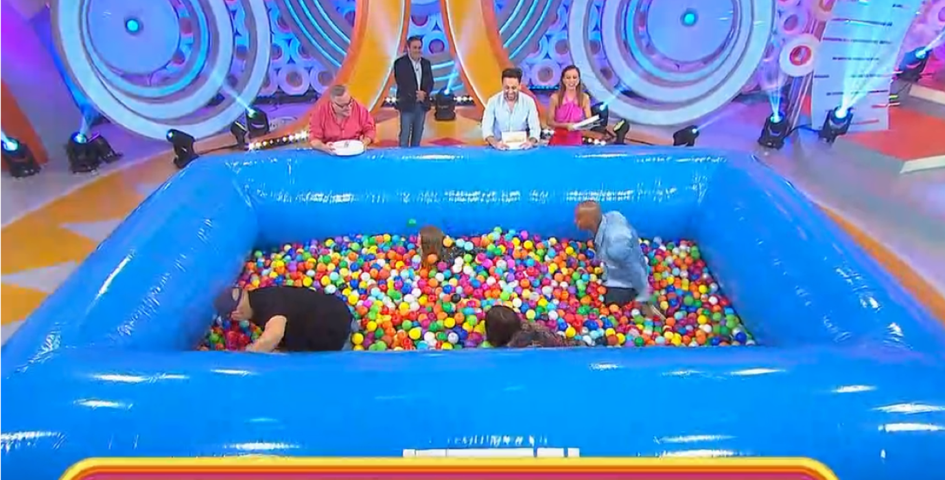 Maxi pool with balls